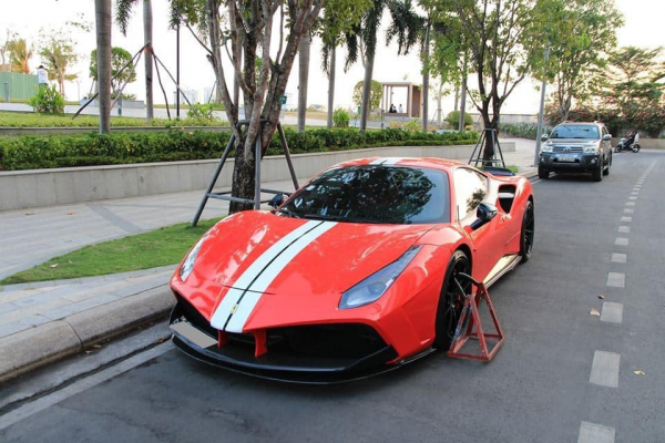 Chủ xe Ferrari 488 khởi kiện Masteri Thảo Điền vì khoá bánh trái phép