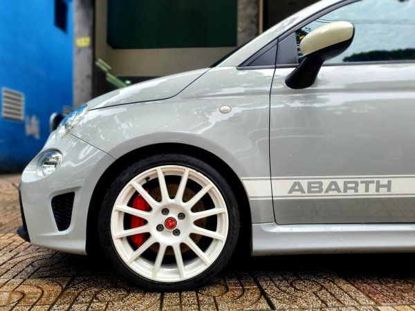 Bắt gặp 'hàng hiếm' Fiat Abarth 595 Esseesse trên đường phố Việt Nam