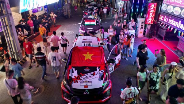 Các tay đua Việt Nam ra mắt hoành tráng tại giải đua xuyên Á AXCR 2023