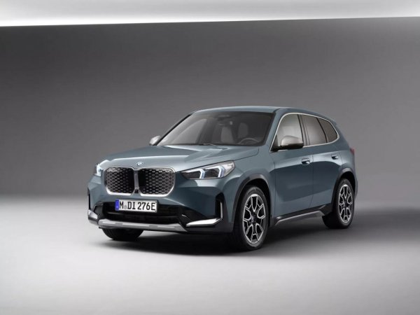 iX1 eDrive20 - mẫu xe điện 'em út' trong gia đình BMW