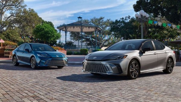 Toyota Camry 2025 ra mắt, chỉ có các phiên bản hybrid