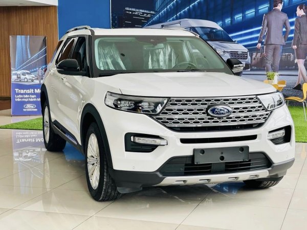 Ford Explorer giảm giá sốc lên tới 440 triệu đồng