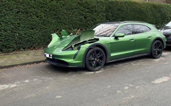 Xe điện Porsche Taycan bị trộm đèn để trồng cần sa