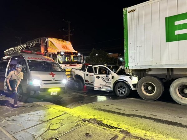 Hai cha con thoát nạn khi chiếc Ford Ranger bị kẹp giữa hai xe tải