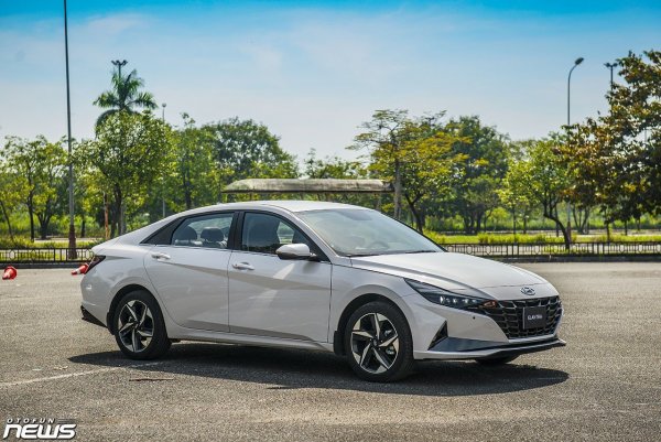 [XE CỦA NĂM 2024] Hyundai Elantra 2.0 AT dẫn đầu phân khúc "Xe gầm thấp 500-750 triệu đồng"