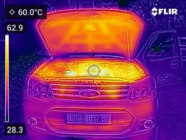 Bộ ảnh cực lạ chụp xe bằng camera cảm biến nhiệt, thể hiện sức nóng của từng chi tiết