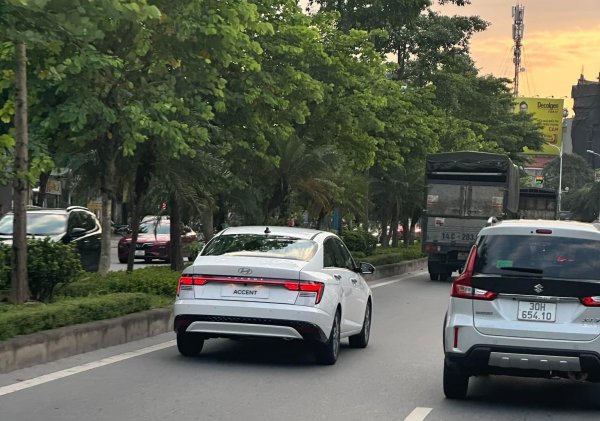 Hyundai Accent thế hệ mới gây tranh cãi về ngoài hình sau khi lộ diện trên đường phố Việt Nam