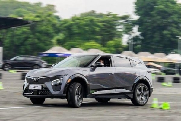 Thêm giải đua gymkhana bằng xe điện VinFast VF7
