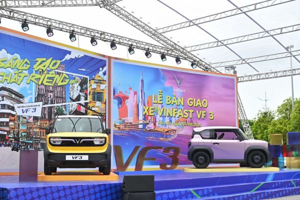 Cận cảnh xe điện VinFast VF 3 bản thương mại đầu tiên giao cho khách hàng