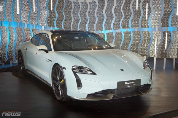 Xe thể thao điện Porsche Taycan 2025 có mặt tại Việt Nam với 8 phiên bản