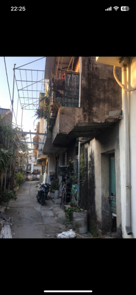 Các cụ có tin ở ngay thủ đô Hà nội mà có nhà dám xây 2 tầng giữa ngõ như thế này không ah