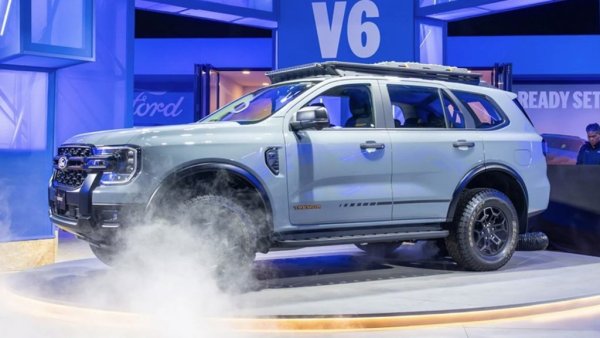 Everest Tremor 2026 động cơ xăng V6 EcoBoost trình làng