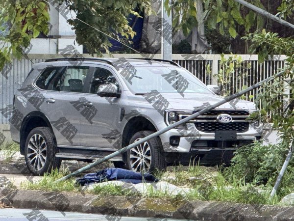 Hình như có Everest xăng mới à các cụ