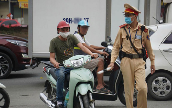 Người điều khiển xe máy không có gương chiếu hậu hoặc gương chiếu hậu không có tác dụng sẽ bị xử phạt tiền từ 400.000-600.000đ