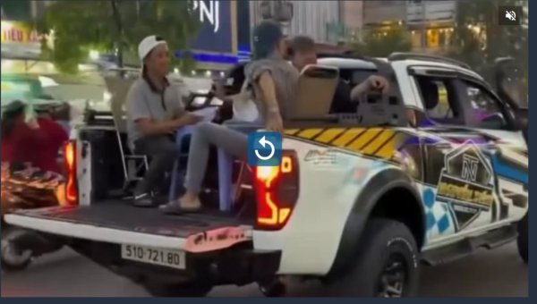 Tài xế chở nhóm người ngồi ăn uống trên thùng xe bán tải đang lưu thông ở Tp HCM