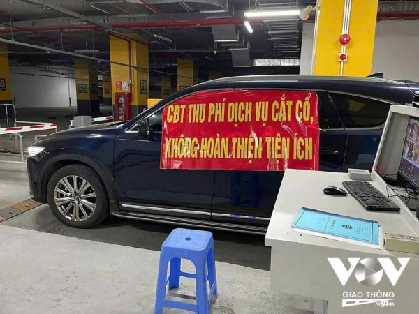 Bất đồng phí dịch vụ, cư dân Hinode City bị chủ đầu tư cắt thẻ xe, thang máy!!