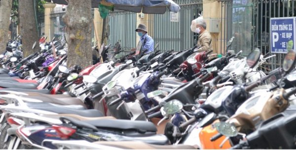 Trông xe tự phát ngày tết, các cụ có trả tiền?