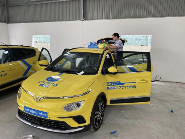 Vấn đề trạm sạc, xe điện dịch vụ với xe điện cá nhân