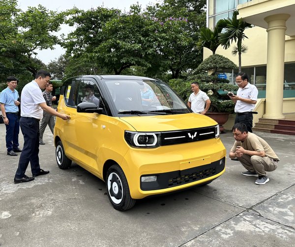 Lãnh đạo TMT soi xe mini Wuling bằng xương bằng thịt