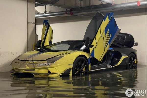 Dàn siêu xe ngập bùn nước sau trận lũ lịch sử ở Dubai