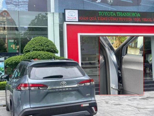 Toyota Corolla Cross mới bàn giao đã rách cửa, đại lý không chịu trách nhiệm