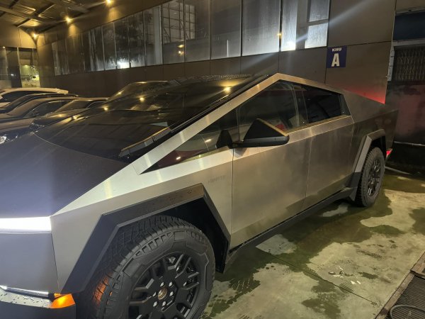 Tesla Cybertruck đầu tiên về Việt Nam, dân ta ăn chơi thật