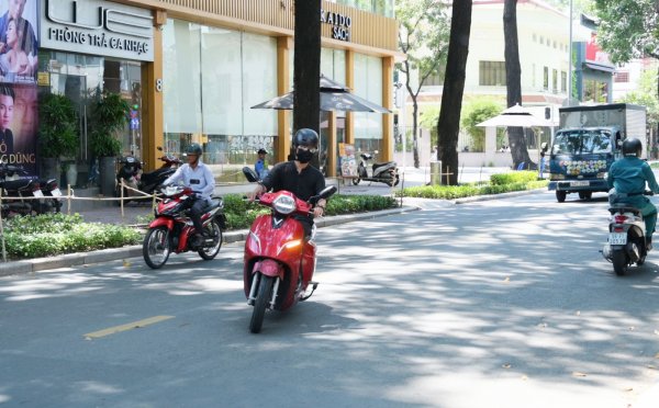 Xe máy đang đi quá nhanh trong phố