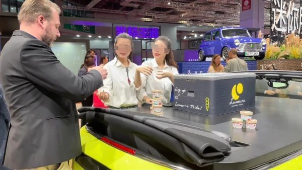 Hai nữ nhân viên phát kem làm BMW bốc hơi hàng chục nghìn tỷ