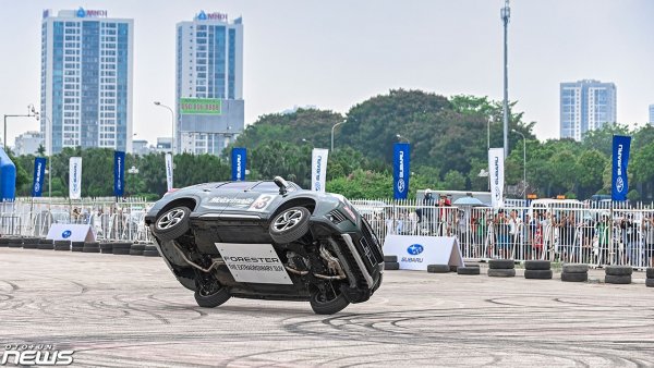 Xem tay đua U80 đốt lốp xe Subaru, chạy bằng hai bánh tại Mỹ Đình