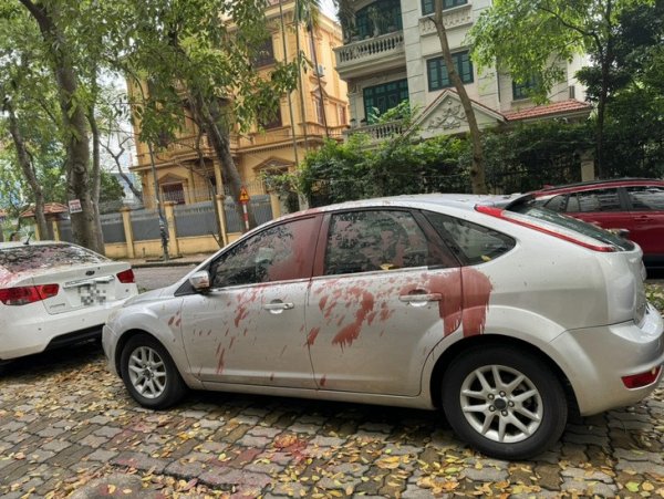 Nhiều ô tô tại Hà Nội bị tạt sơn đỏ