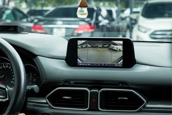 Có lẽ nên quy định ô tô bắt buộc phải trang bị camera lùi?