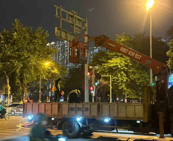 Tháo dỡ biển dành cho làn đường buýt BRT