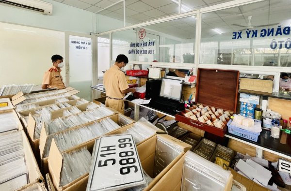 Có ai đấu giá biển số không?