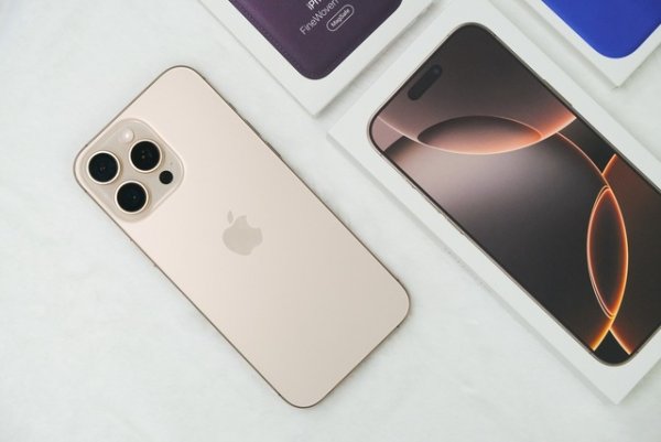 Mua iPhone 16 Pro Max ở Apple Store còn bị móc mất