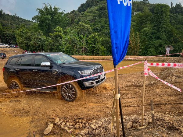 Đam mê gây tê thời tiết với Ford Everest