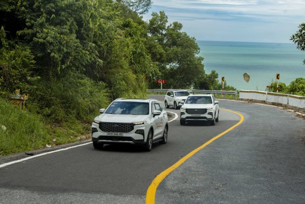 Territory vừa giảm 4 chục triệu, cạnh tranh cực gắt dịp cuối năm