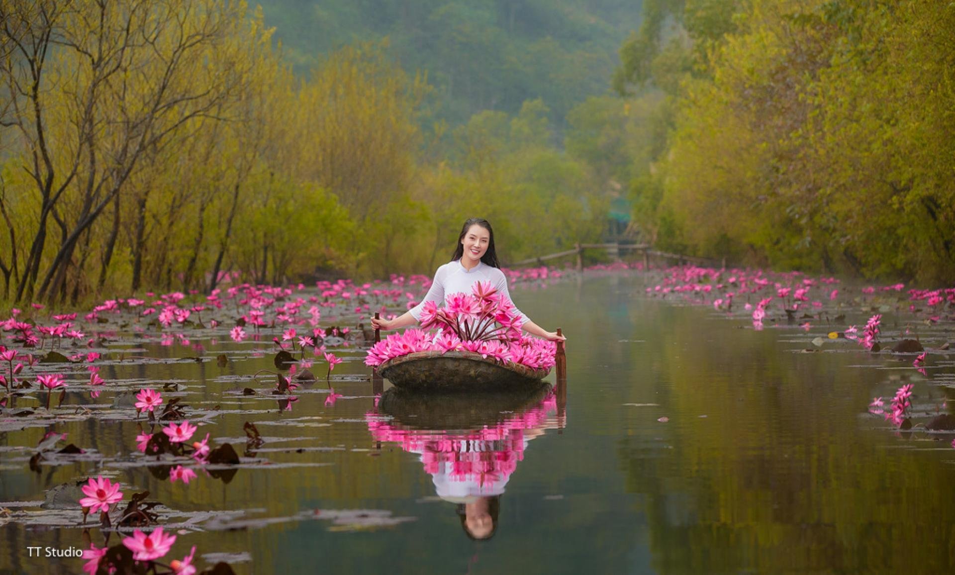 Chùa Hương mùa cuối năm, mùa hoa súng.