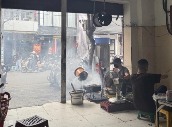 'Sống mòn' cạnh quán bún chả