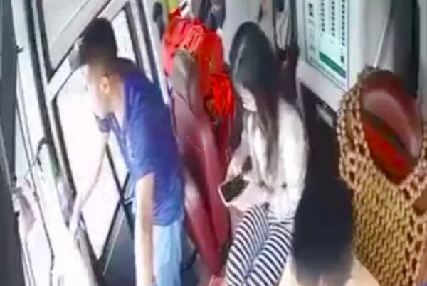 Lái xe sàm sỡ nữ hành khách vị thành niên