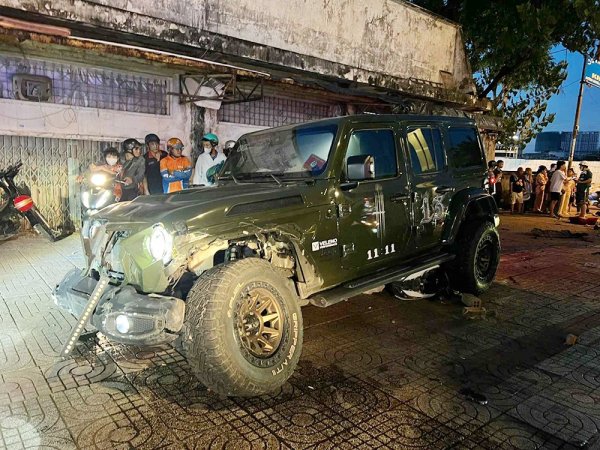 Xe Jeep gây tai nạn giao thông ở Tp HCM
