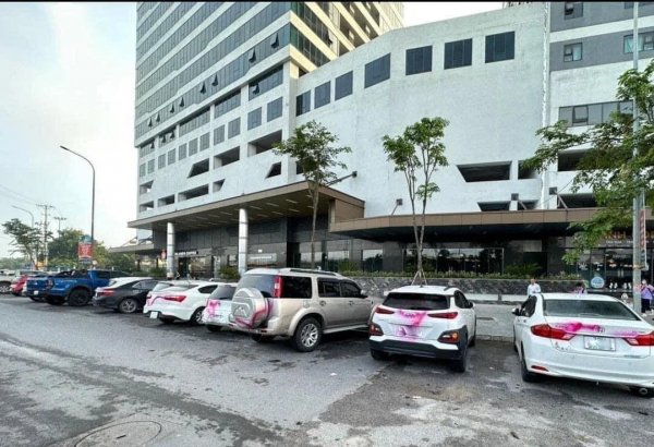 Đỗ xe dưới chung cư Intracom Riverside Nhật Tân, bị xịt sơn hàng loạt