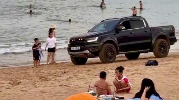 Xử lý tài xế lái ô tô bán tải chạy trên bãi biển
