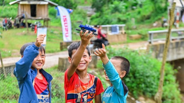 Chiềng Khừa - Mộc Châu. Hành trình đem yêu thương đến với tỉnh vùng núi sát biên.