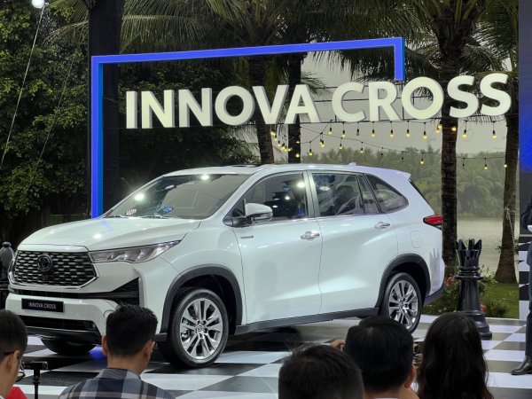 Toyota Innova Cross ra mắt giữa trời mưa Hà Nội