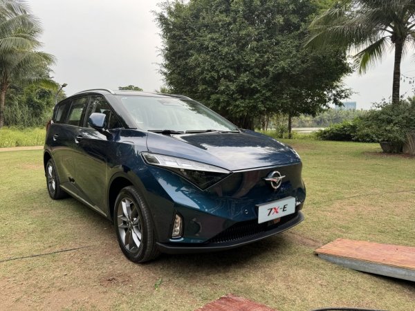 Haima 7X và Haima 7X-E đối thủ Innova Cross và Custin ra mắt