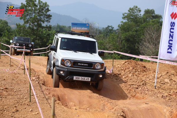 Jimny không rẻ nhưng đi đâu cũng được chú ý