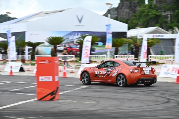 Đã mắt với những pha drift "đốt lốp" mở màn Lễ hội Xe - Fun Wheels Festival Hạ Long 2024