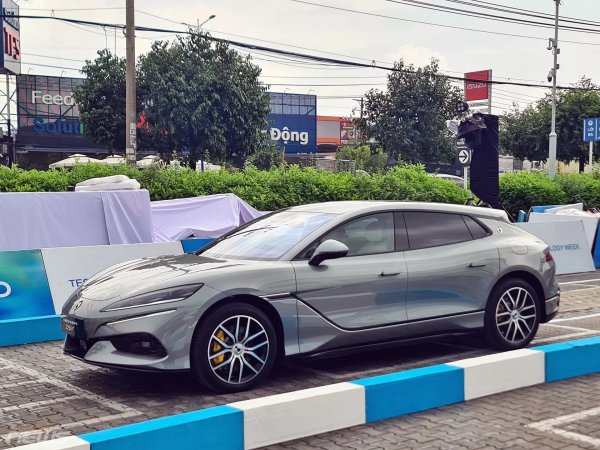Xe điện Denza Z9 GT có thể xoay tại chỗ, đi ngang như cua xuất hiện tại Việt Nam