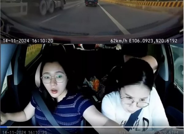 Cô giáo dạy lái xử lý tình huống quá khét