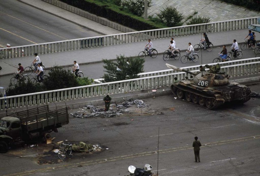 События на площади. Площадь Тяньаньмэнь 1989. События на площади Тяньаньмэнь 1989. Тяньаньмэнь 1989 танк. Площадь тя нянь Мэнь 1989.